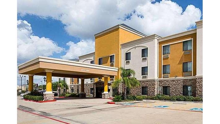 Days Inn & Suites by Wyndham Houston / West Energy Corridor